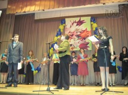 Дети пели, плясали и даже выделывали акробатические трюки. Лишь бы подмазаться к учителям