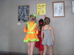 Дети пели, плясали и даже выделывали акробатические трюки. Лишь бы подмазаться к учителям