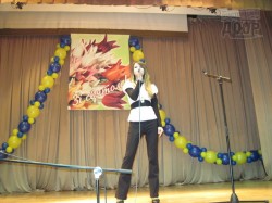 Дети пели, плясали и даже выделывали акробатические трюки. Лишь бы подмазаться к учителям