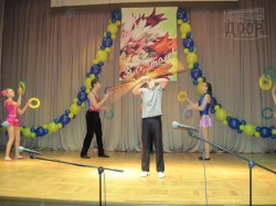 Дети пели, плясали и даже выделывали акробатические трюки. Лишь бы подмазаться к учителям