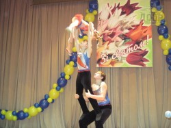 Дети пели, плясали и даже выделывали акробатические трюки. Лишь бы подмазаться к учителям