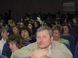 Дети пели, плясали и даже выделывали акробатические трюки. Лишь бы подмазаться к учителям