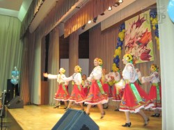 Дети пели, плясали и даже выделывали акробатические трюки. Лишь бы подмазаться к учителям