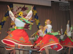 Дети пели, плясали и даже выделывали акробатические трюки. Лишь бы подмазаться к учителям