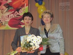 Дети пели, плясали и даже выделывали акробатические трюки. Лишь бы подмазаться к учителям