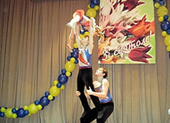 Дети пели, плясали и даже выделывали акробатические трюки. Лишь бы подмазаться к учителям