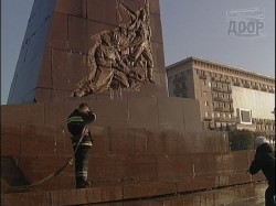 Националисты облили краской памятник Ленина