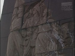 Националисты облили краской памятник Ленина