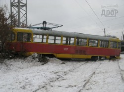 Новогоднее настроение. Трамвай чуть не спрыгнул в реку Харьков