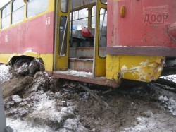 Новогоднее настроение. Трамвай чуть не спрыгнул в реку Харьков