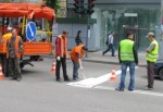 В Харькове красят дороги
