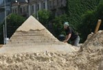На площади Свободы строят гробницы