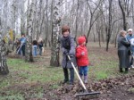 Субботник в Харькове: Кернес с лопатой, чиновники с детьми