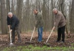Губернатор поработал граблями на Мемориале Славы