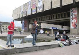 В Харьковском фонтане купаются испанки вместе с уточками