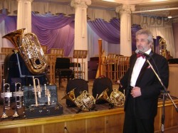 Инструменты за миллион гривен заиграли в Харьковской филармонии