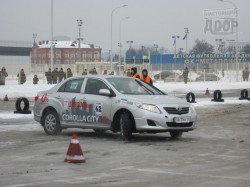 Харьковские автолюбители соревновались в фигурном катании