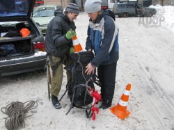 На кровлях Харькова альпинисты ломают лед