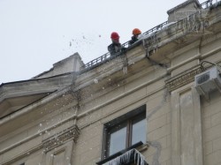 На кровлях Харькова альпинисты ломают лед
