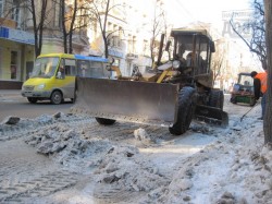 Улицы Харькова избавляются от ледяных валов
