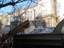 Улицы Харькова избавляются от ледяных валов