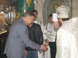 В Харьков доставлен Благодатный огонь. Его привез новый губернатор