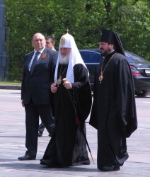 Патриарх Кирилл в Харькове: молитва под дождем и встреча с ветеранами