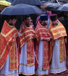 Патриарх Кирилл в Харькове: молитва под дождем и встреча с ветеранами