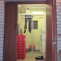 Пьяный грабитель завис под потолком магазина 