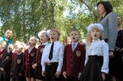 Последний звонок в Харькове: школа Кернеса получила габаритный подарок