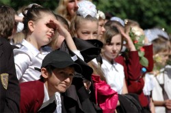Последний звонок в Харькове: школа Кернеса получила габаритный подарок