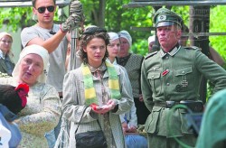 Рабочий момент. Лиза Боярская (серьги — на платочке) и потенциальный покупатель-офицер. Фото: А. Искрицкая