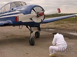 Девушка сдвинула волосами теплоход (ФОТО)