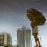 мерзнет под дождем