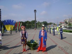 Харьковские памятники усыпали цветами