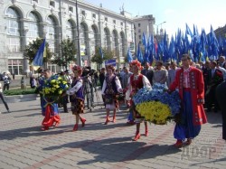 Харьковские памятники усыпали цветами