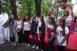 Сегодня в саду Шевченко плели косы и женились