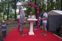 Сегодня в саду Шевченко плели косы и женились