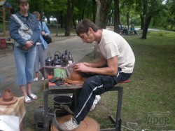 В парке «Юность» разукрасили замок