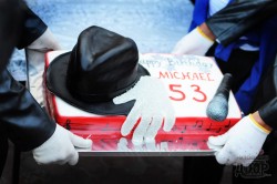 Танцы и торт. В Харькове отметили день рождения Майкла Джексона