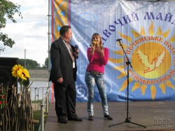 Богдан Бенюк на Печенежском поле зацеловал участниц этнокараоке (ФОТО)