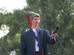 Богдан Бенюк на Печенежском поле зацеловал участниц этнокараоке (ФОТО)