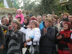 Богдан Бенюк на Печенежском поле зацеловал участниц этнокараоке (ФОТО)