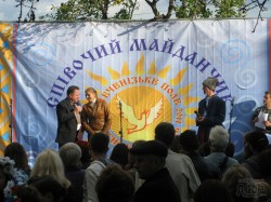 Богдан Бенюк на Печенежском поле зацеловал участниц этнокараоке (ФОТО)