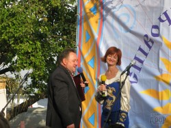 Богдан Бенюк на Печенежском поле зацеловал участниц этнокараоке (ФОТО)