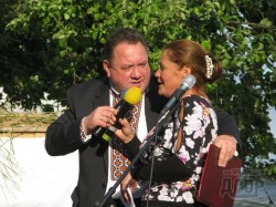 Богдан Бенюк на Печенежском поле зацеловал участниц этнокараоке (ФОТО)