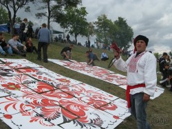 На берегу Печенежского водохранилища собирали гигантские пазлы (ФОТО)