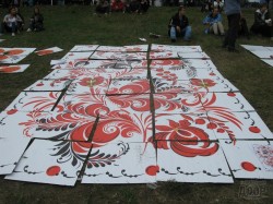 На берегу Печенежского водохранилища собирали гигантские пазлы (ФОТО)