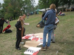 На берегу Печенежского водохранилища собирали гигантские пазлы (ФОТО)