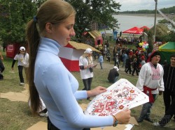 На берегу Печенежского водохранилища собирали гигантские пазлы (ФОТО)